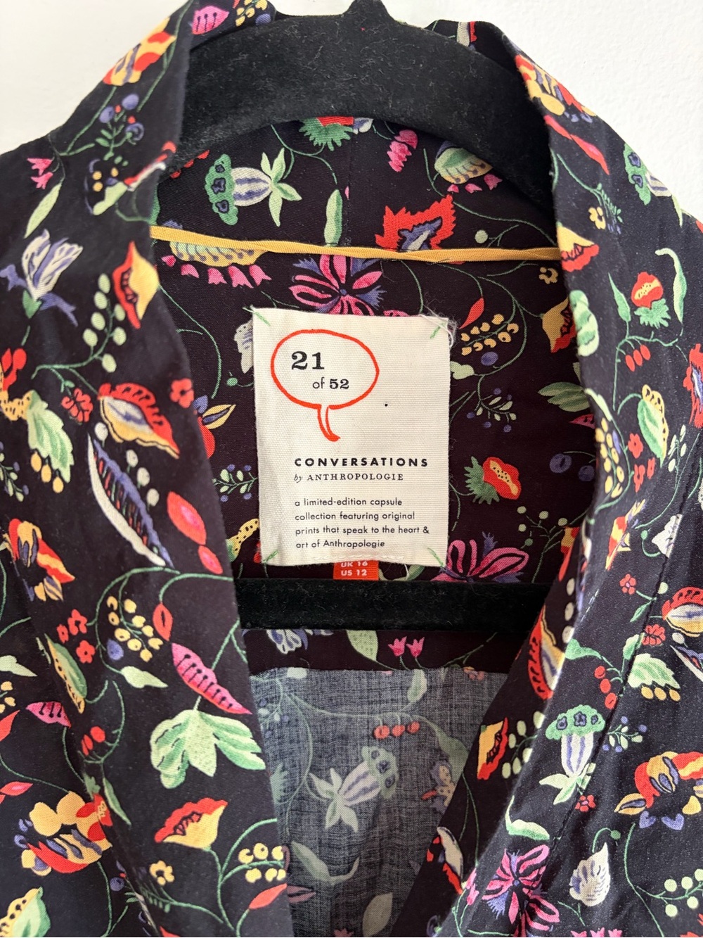 21 of 52 Anthropologie Black Floral Tie Neck Blouse Size 12 - Picture 4 of 6